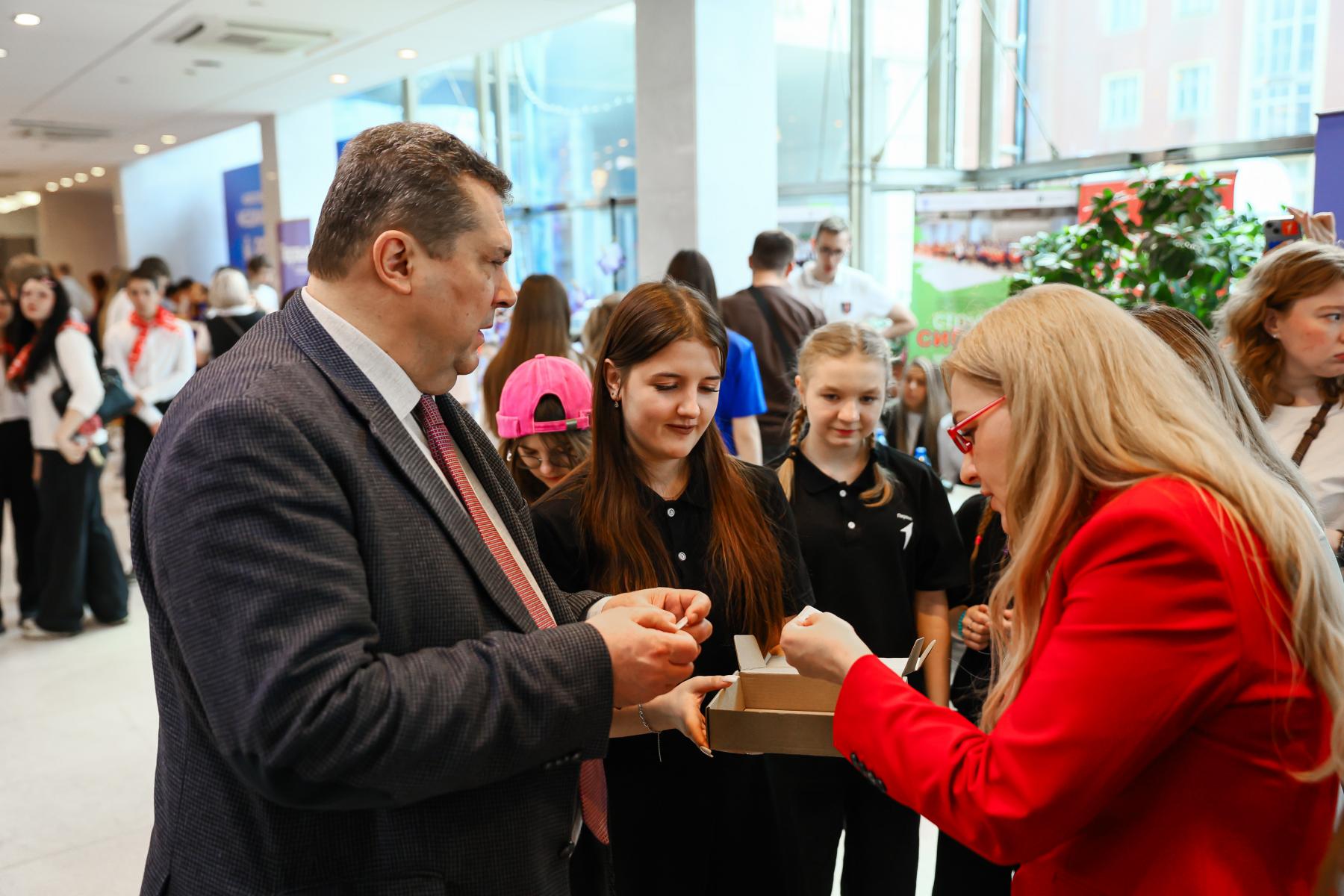 Фото Соловьёв, Савочкин, Никишева: звездные гости собрали на форуме в Новосибирске свыше тысячи человек – 100 ярких кадров 51